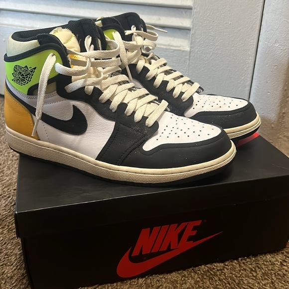 Nike Jordan 1 High Volt - Picture 2 of 5